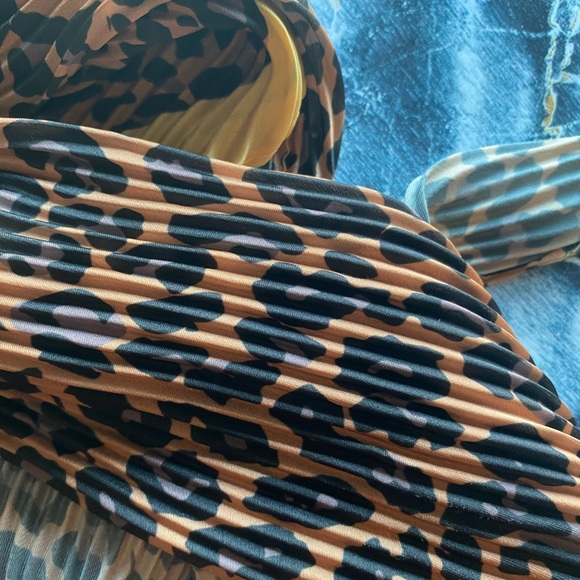 Cheetah Print Scrunchie🖤🧡🖤 - Picture 3 of 3